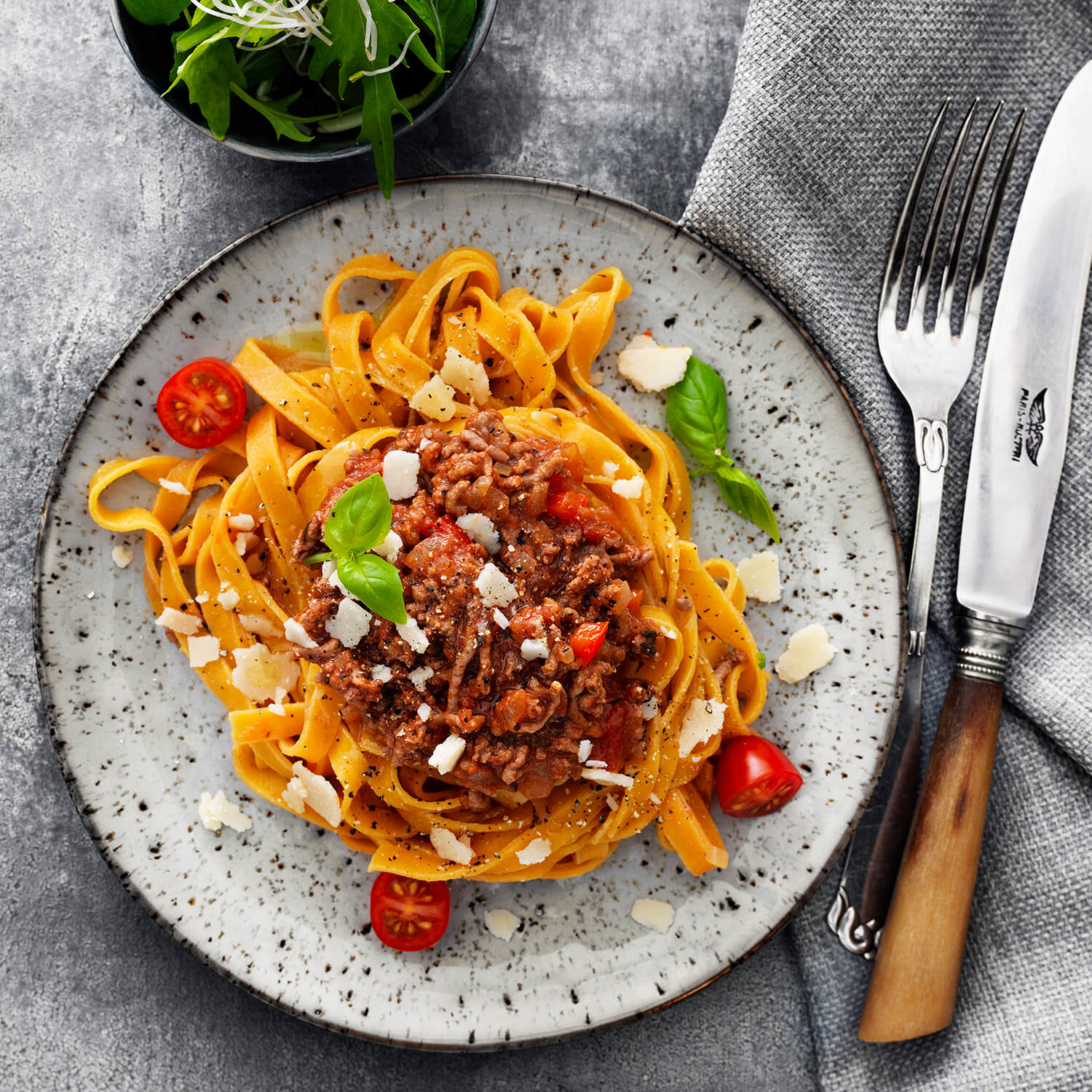 Spaghetti med kødsovs - gulerodsbånd med sauce bolognese, parmesan og basilikum