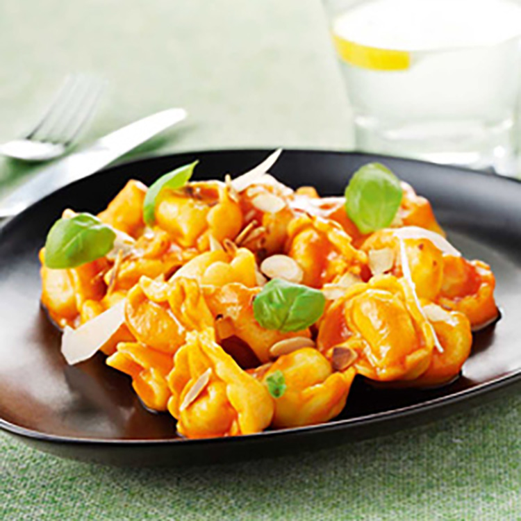 Spicy pasta med ristede mandler - flot og lækker pasteret - se opskrift