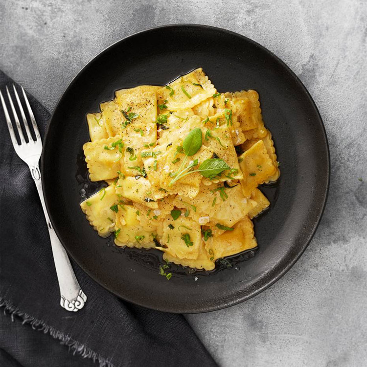 Pasta med salvie smør - simpel og lækker ret med fyldt pasta - se opskriften