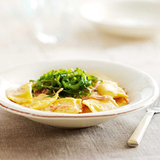 Fyldt pasta opskrift - ravioli med ostesauce og ruccula - se den gode opskrift