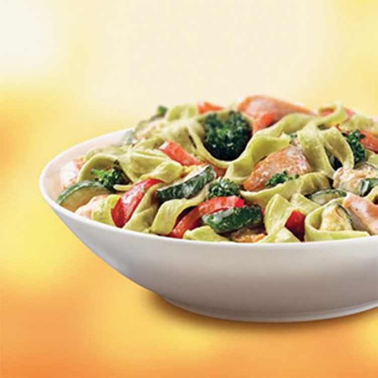 Spinatpasta med kalkun, grøntsager og friskostsauce - se den skønne opskrift